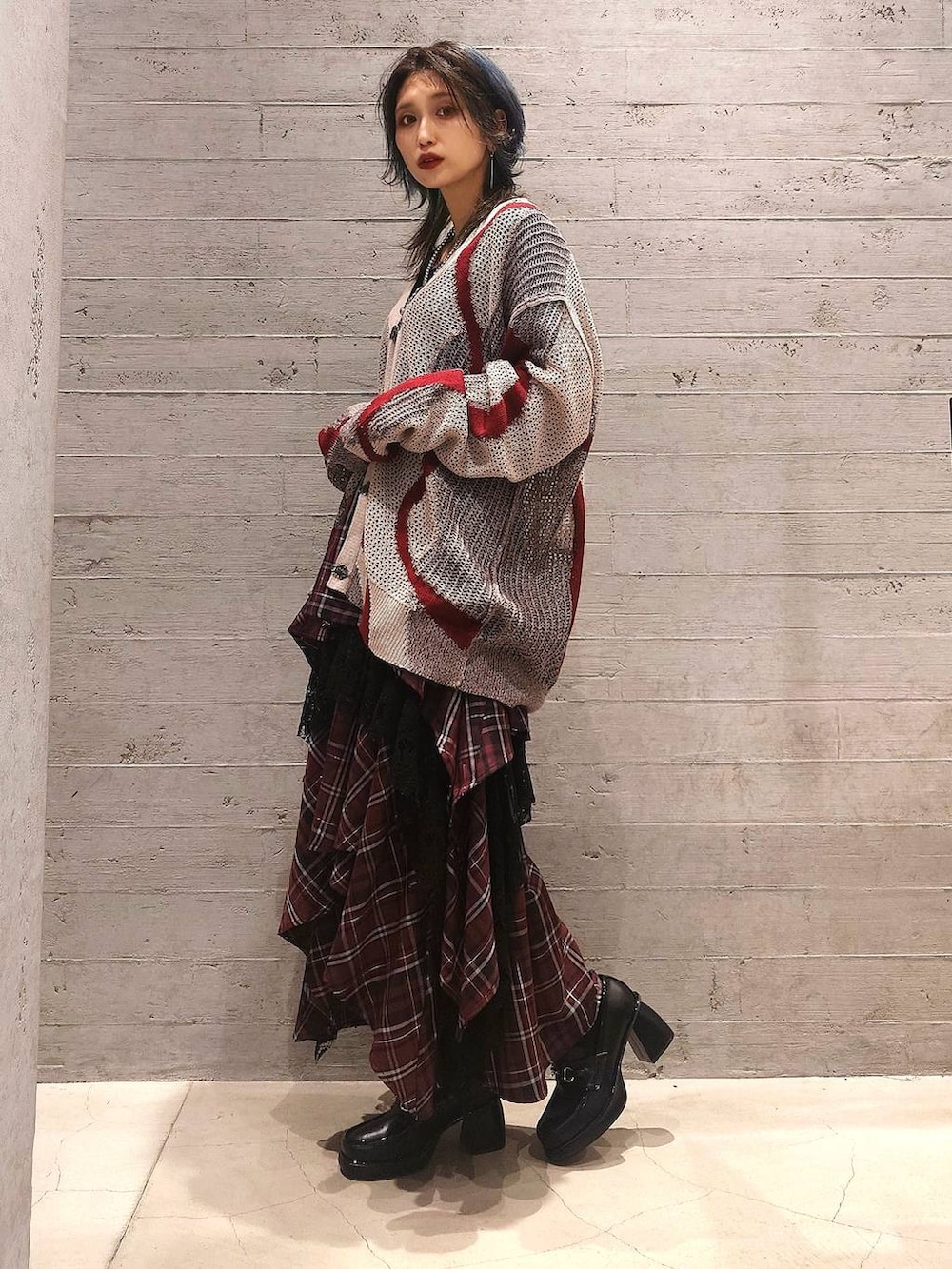 ブラック系のTシャツ/カットソー、ブラック系のショルダーバッグ、ブラック系のローファーを着用したレディースの夏コーディネートの2枚目の写真