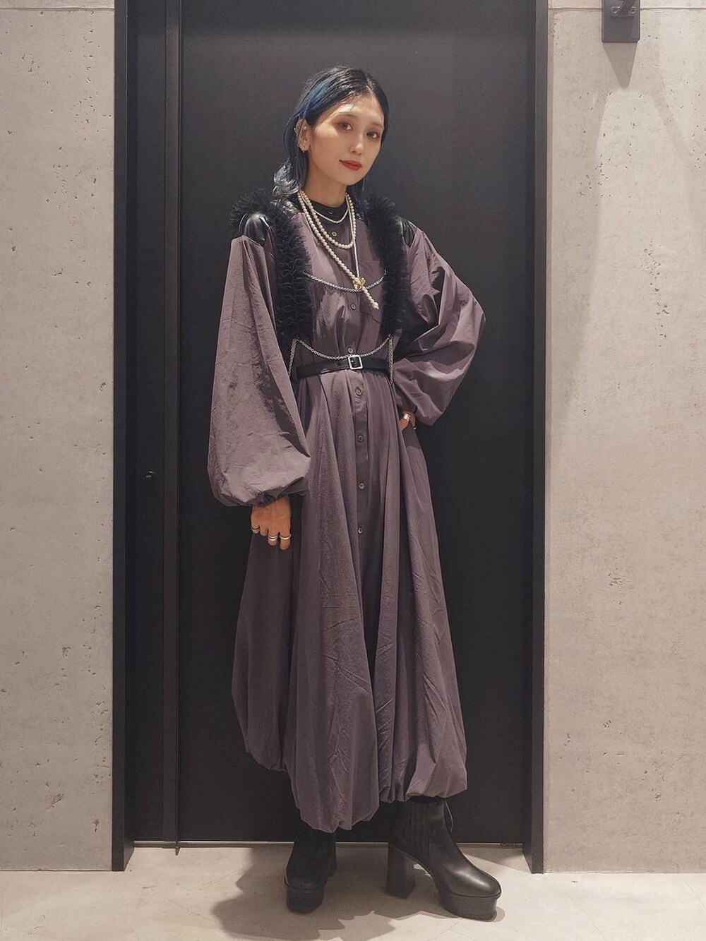 ブラック系のブーツ、グレー系のワンピース、ブラック系のサスペンダーを着用したレディースの夏コーディネートの2枚目の写真