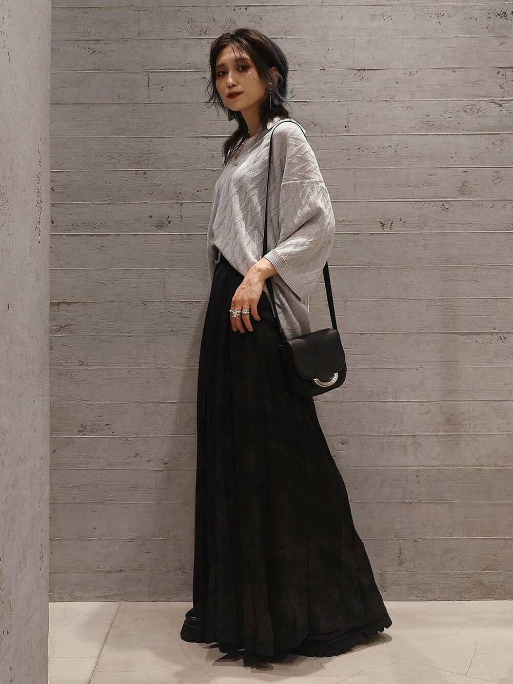 ブラック系のサンダル、グレー系のその他パンツ、グレー系のポロシャツを着用したレディースの夏コーディネートの2枚目の写真