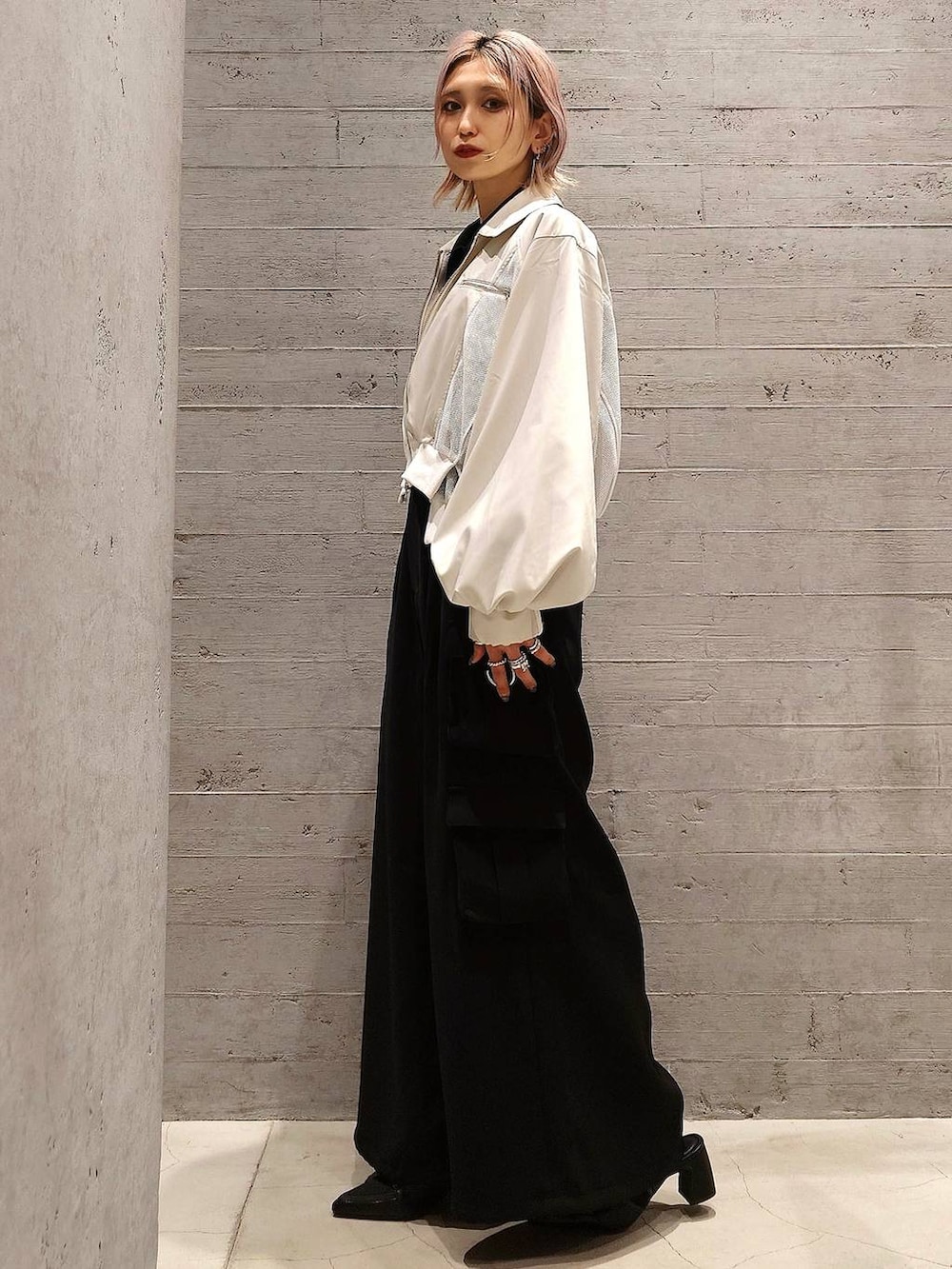 ブラック系のサンダル、ブラック系のその他パンツ、ブラック系のシャツ/ブラウスを着用したレディースの春コーディネートの3枚目の写真