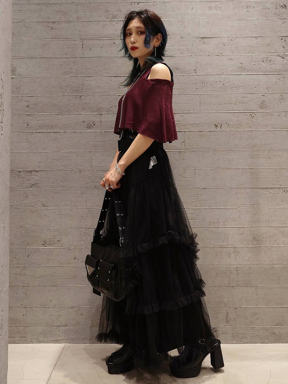 ブラック系のショルダーバッグ、ブラック系のその他パンツ、ブラック系のサンダルを着用したレディースの夏コーディネートの2枚目の写真