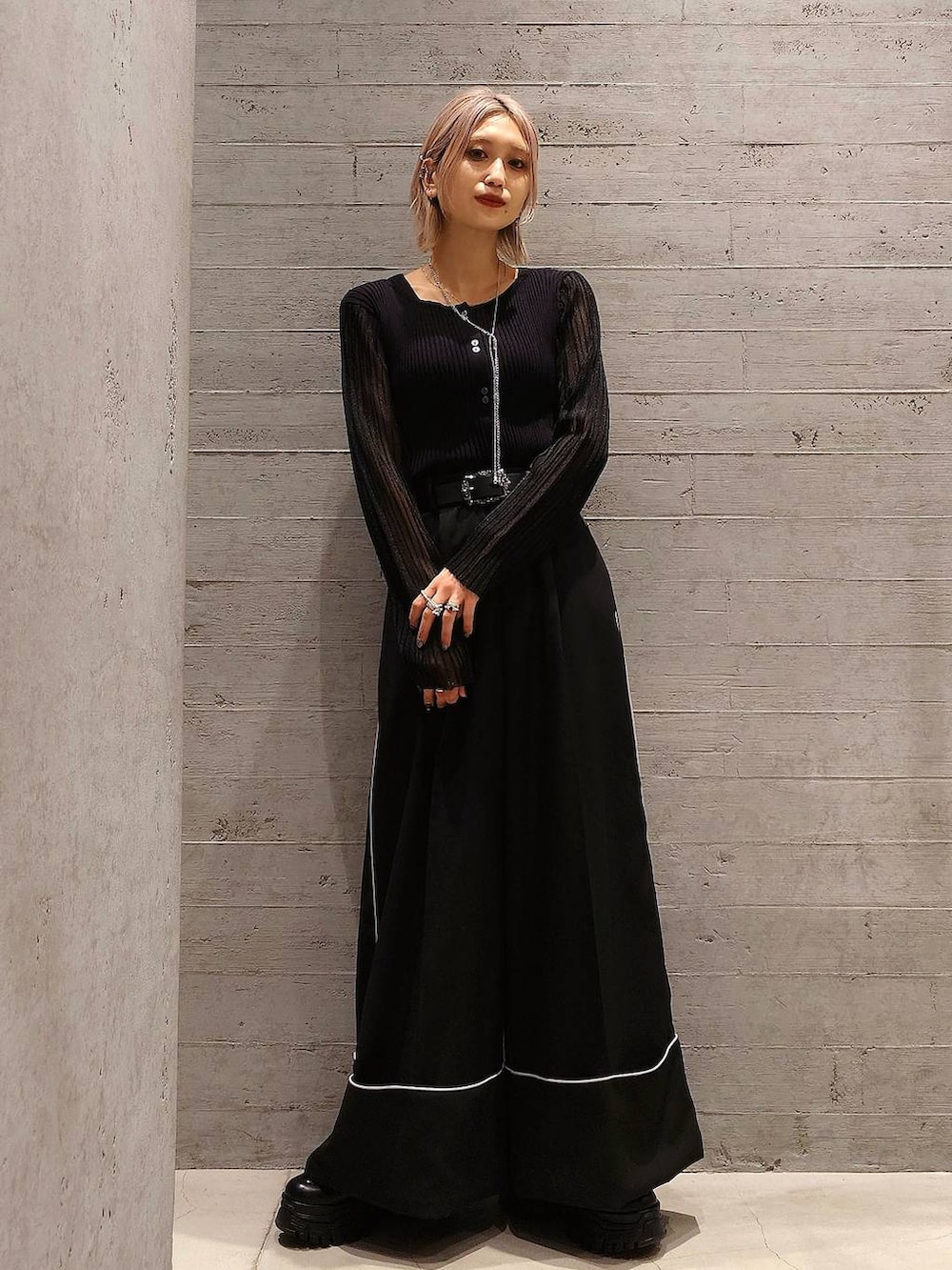 ブラック系のスニーカー、ブラック系のカーディガン/ボレロ、ブラック系のその他パンツを着用したレディースの春コーディネートの3枚目の写真