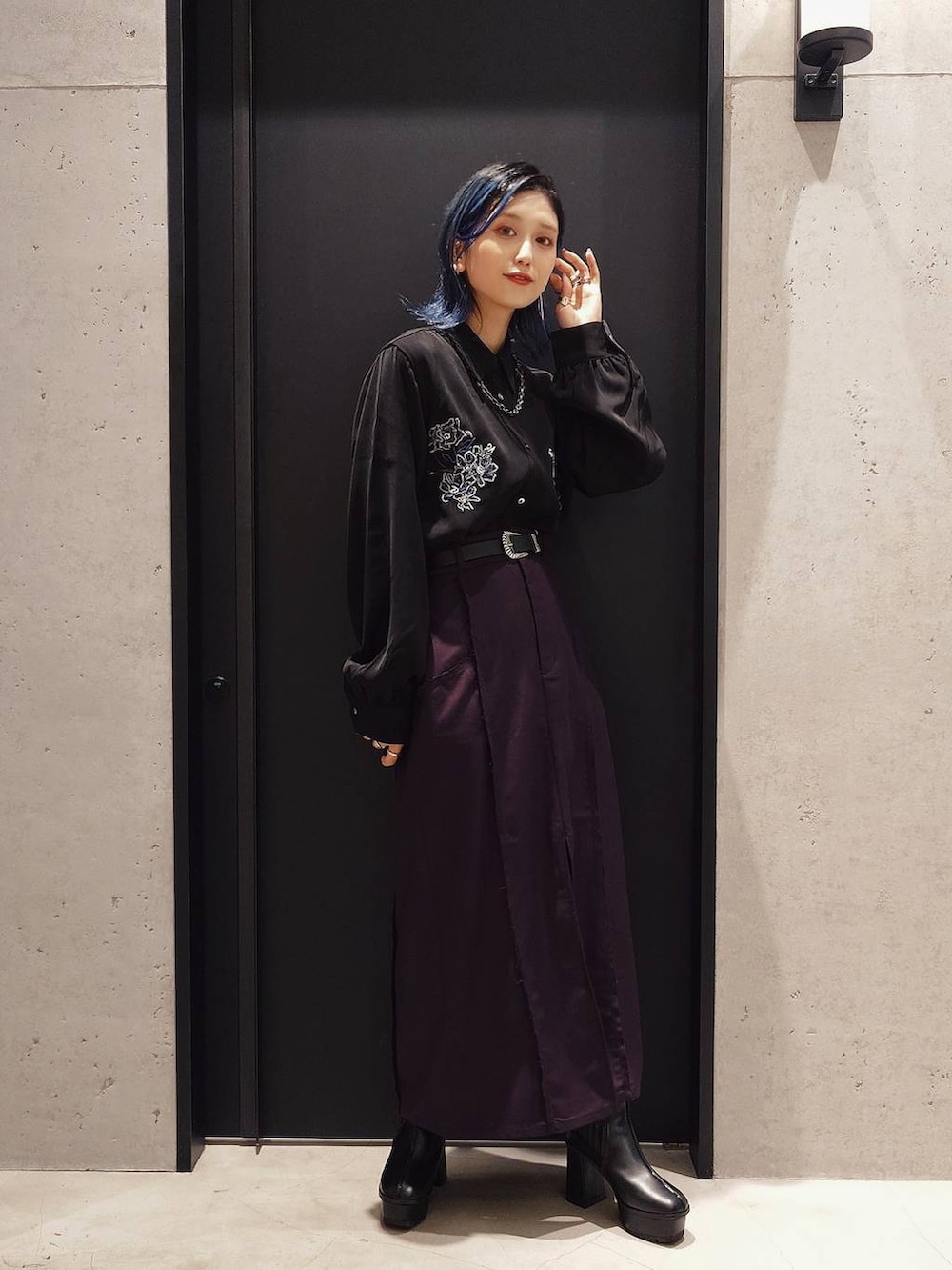 ブラック系のシャツ/ブラウス、ブラック系のブーツ、ブラック系のテーラードジャケットを着用したレディースの夏コーディネートの2枚目の写真