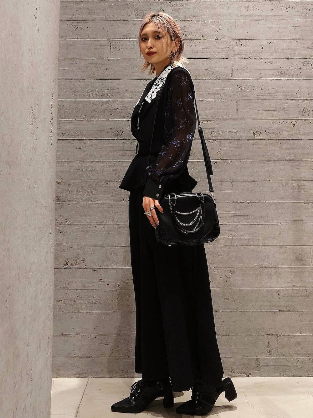 ブラック系のサンダル、ブラック系のショルダーバッグ、ブラック系のワンピースを着用したレディースの春コーディネートの2枚目の写真