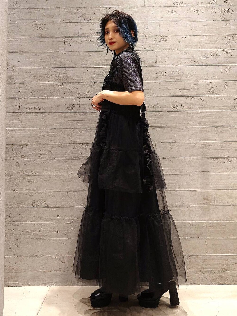 ブラック系のサンダル、ブラック系のワンピース、ブラック系のTシャツ/カットソーを着用したレディースの春コーディネートの2枚目の写真