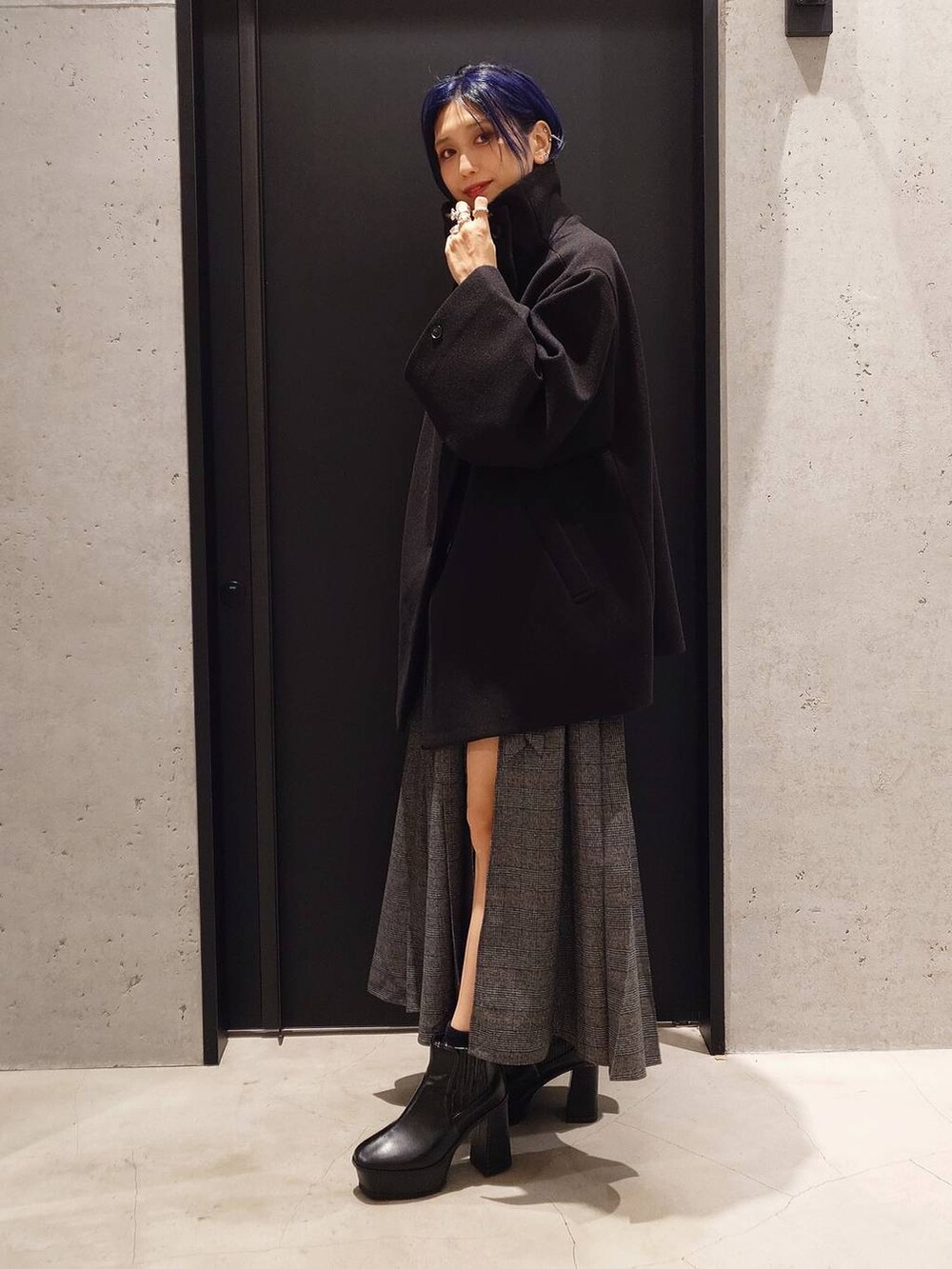 ブラック系のネクタイ、ブラック系のブーツ、ブラック系のシャツ/ブラウスを着用したレディースの秋コーディネートの2枚目の写真