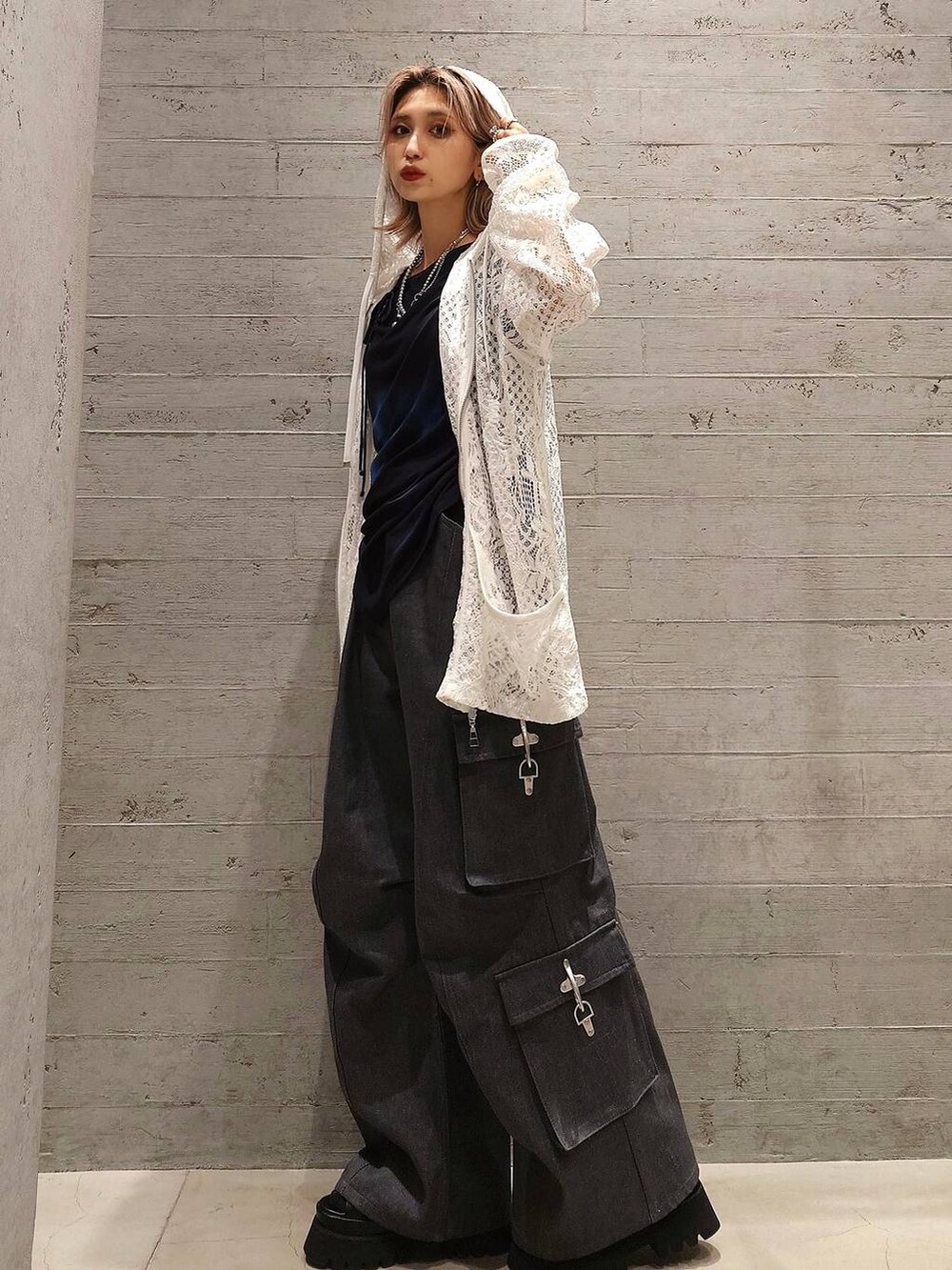 ブラック系のサンダル、グレー系のデニムパンツ、ブラック系のショルダーバッグを着用したレディースの夏コーディネートの2枚目の写真