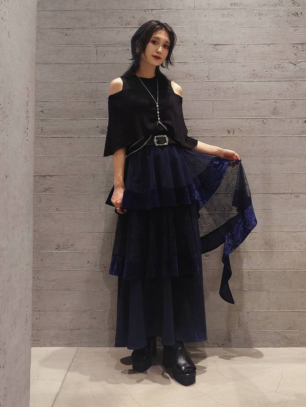 ブラック系のサンダル、ブラック系のTシャツ/カットソー、ブラック系のショルダーバッグを着用したレディースの夏コーディネートの2枚目の写真