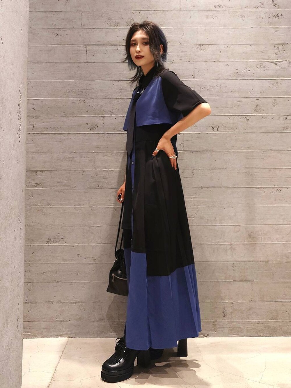 ブラック系のネクタイ、ブラック系のワンピース、ブラック系のサンダルを着用したレディースの夏コーディネートの2枚目の写真