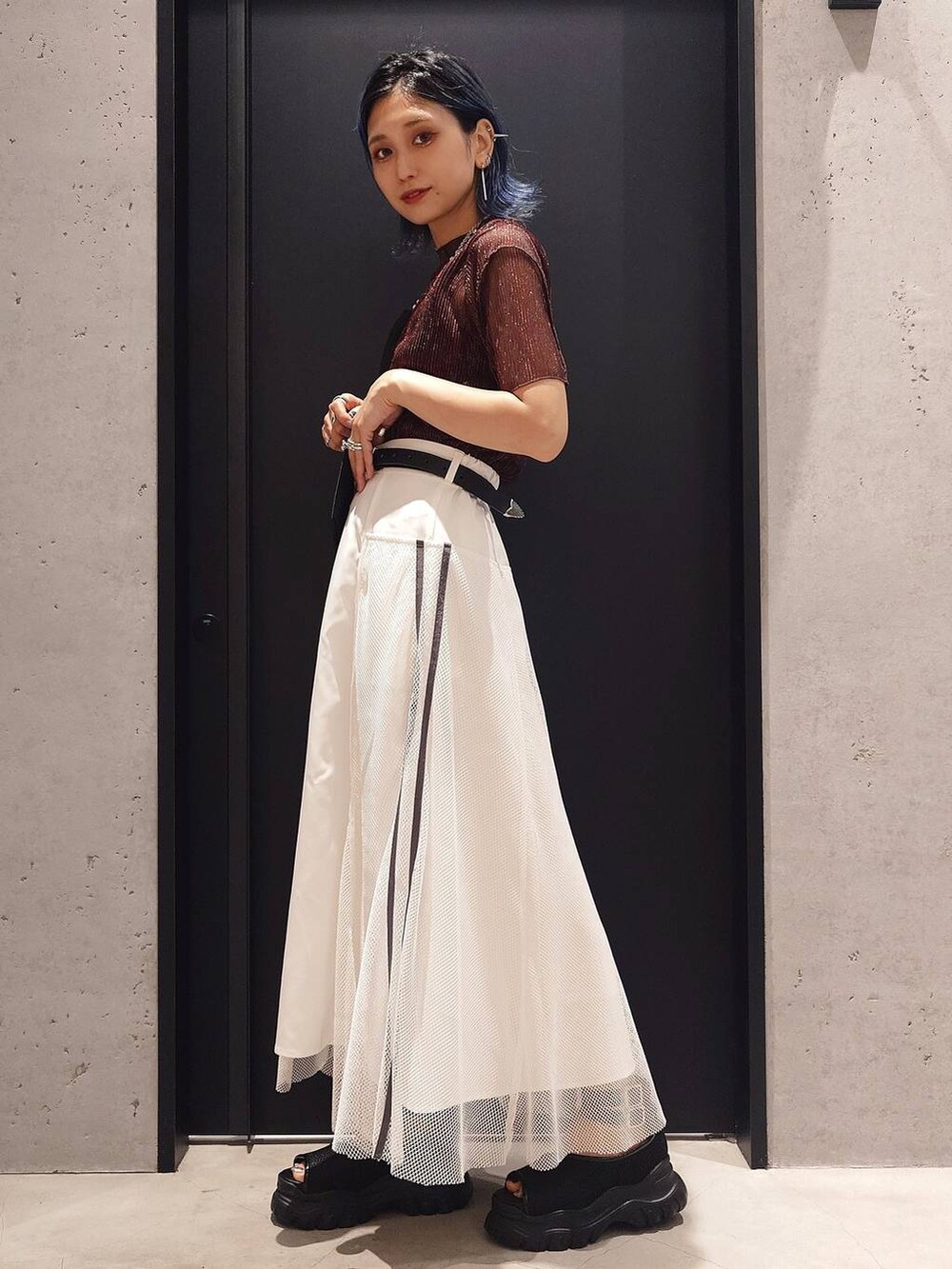ブラック系のネクタイ、レッド系のTシャツ/カットソー、ブラック系のショルダーバッグを着用したレディースの夏コーディネートの2枚目の写真