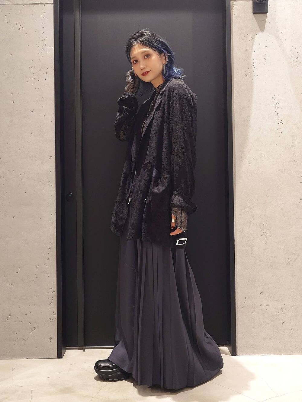 ブラック系のテーラードジャケット、ブラック系のベスト、ブラック系のローファーを着用したレディースの秋コーディネートの2枚目の写真