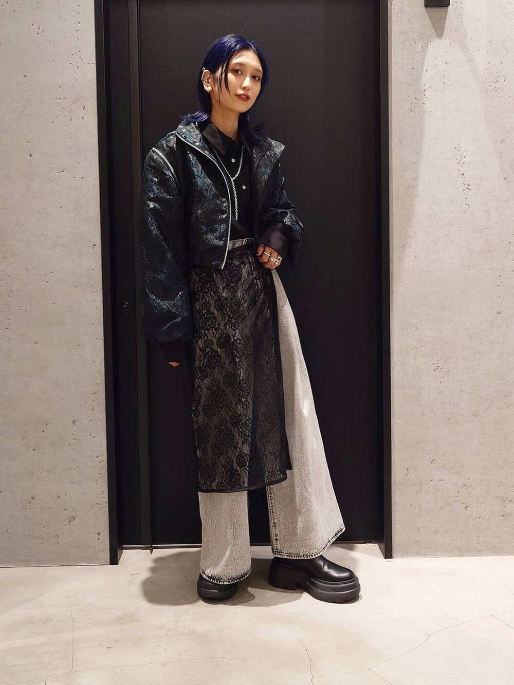 グリーン系のブルゾン、ブラック系のデニムパンツ、ブラック系のシャツ/ブラウスを着用したレディースの秋コーディネートの2枚目の写真