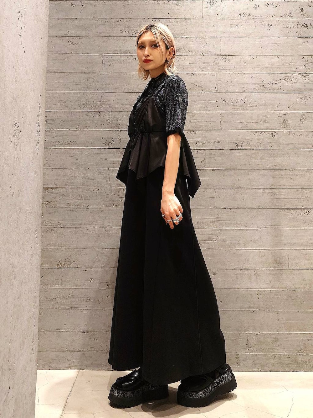 ブラック系のカーディガン/ボレロ、ブラック系のサンダル、ブラック系のボストンバッグを着用したレディースの春コーディネートの2枚目の写真