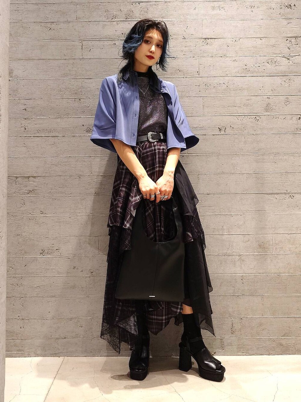 ブラック系のトートバッグ、ブルー系のシャツ/ブラウス、ブラック系のサンダルを着用したレディースの春コーディネートの3枚目の写真