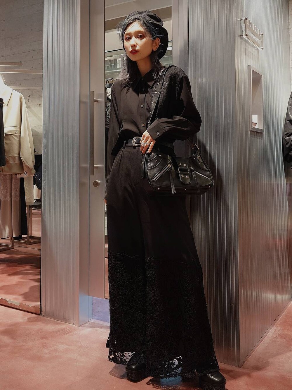 ブラック系のシャツ/ブラウス、ブラック系のパンプス、ブラック系のショルダーバッグを着用したレディースの冬コーディネートの2枚目の写真