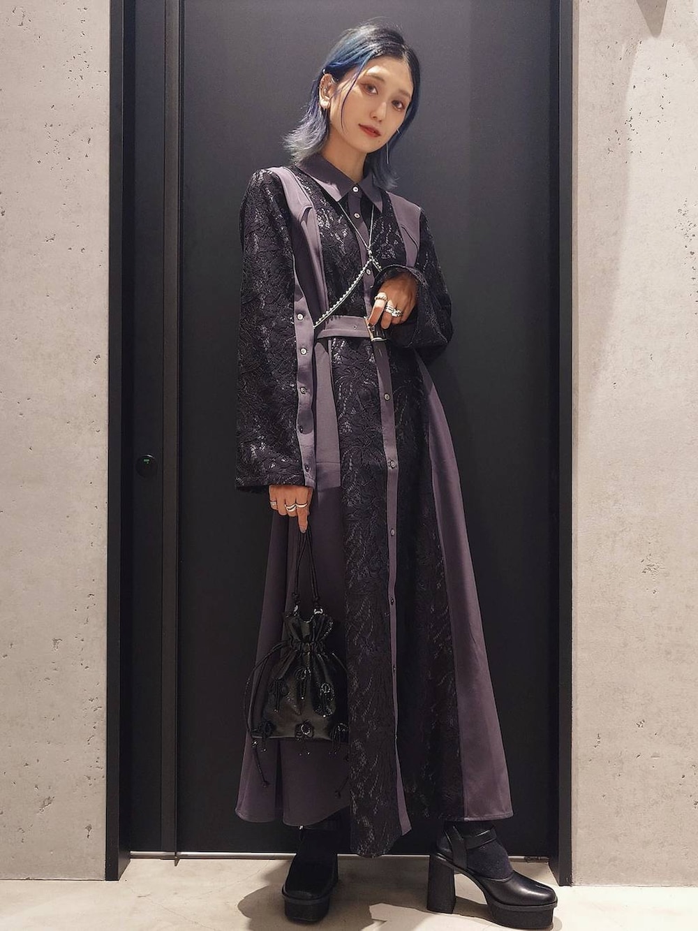 ブラック系のパンプス、ブラック系のショルダーバッグ、ブラック系のワンピースを着用したレディースの夏コーディネートの2枚目の写真