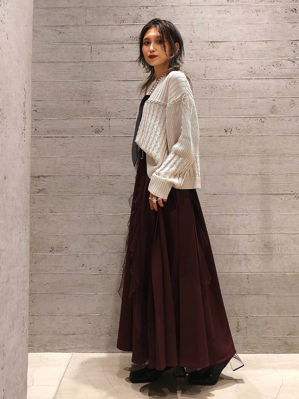 ブラック系のネクタイ、ブラック系のトートバッグ、ブラック系のブーツを着用したレディースの秋コーディネートの2枚目の写真