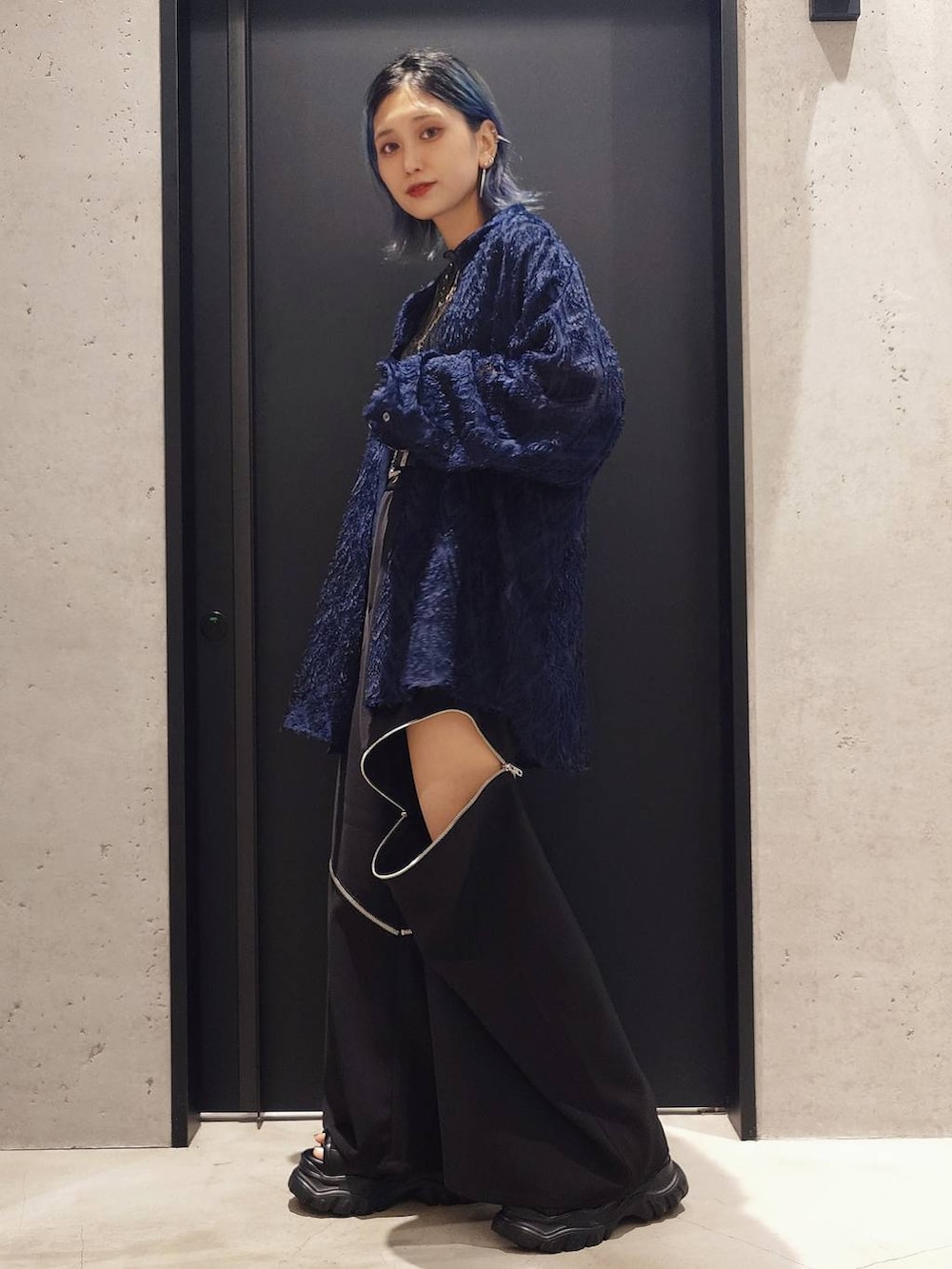 ブラック系のTシャツ/カットソー、ブラック系のサンダル、ブラック系のその他パンツを着用したレディースの夏コーディネートの2枚目の写真