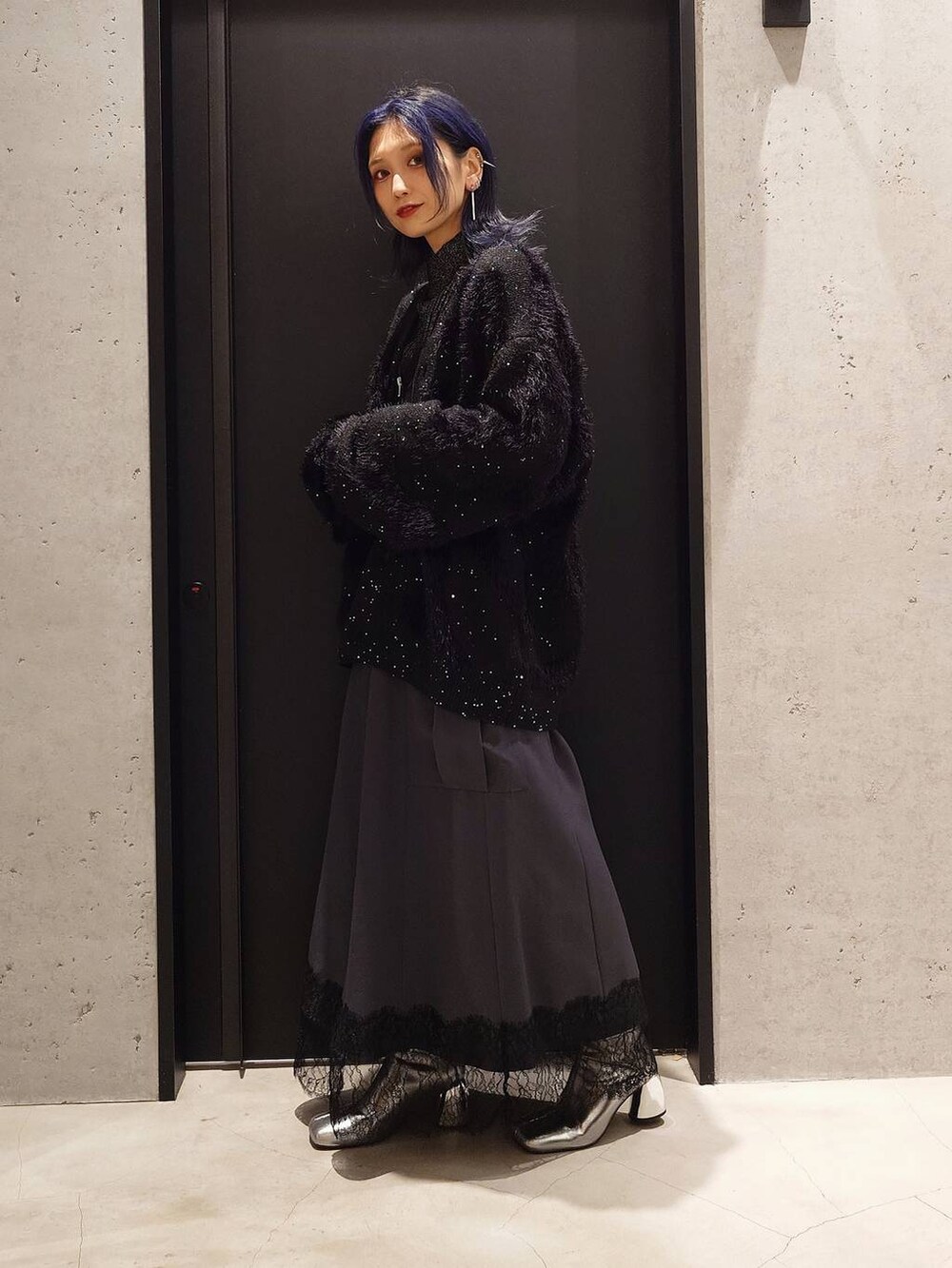 ブラック系のニット/セーター、シルバー系のブーツ、ブラック系のカーディガン/ボレロを着用したレディースの秋コーディネートの2枚目の写真