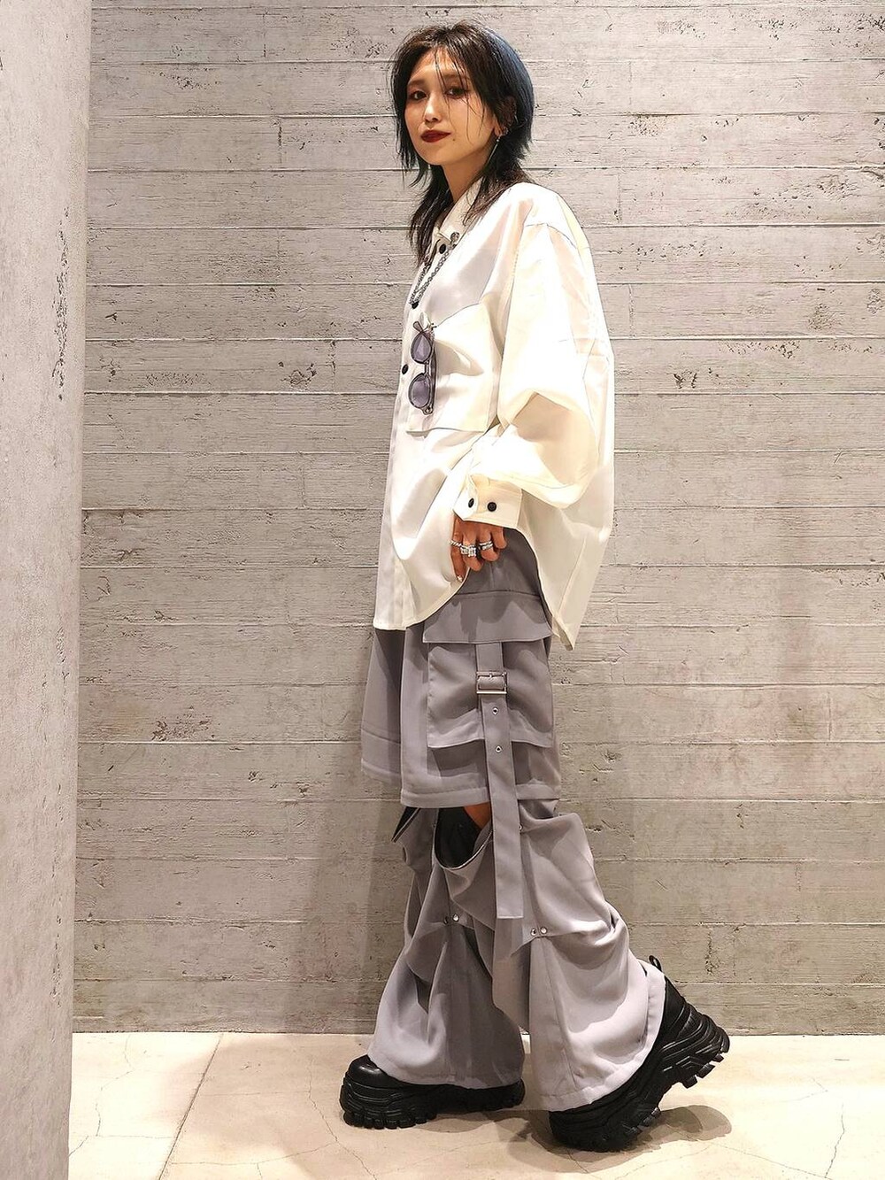 グレー系のカーゴパンツ、ブラック系のスニーカー、ホワイト系のシャツ/ブラウスを着用したレディースの夏コーディネートの2枚目の写真