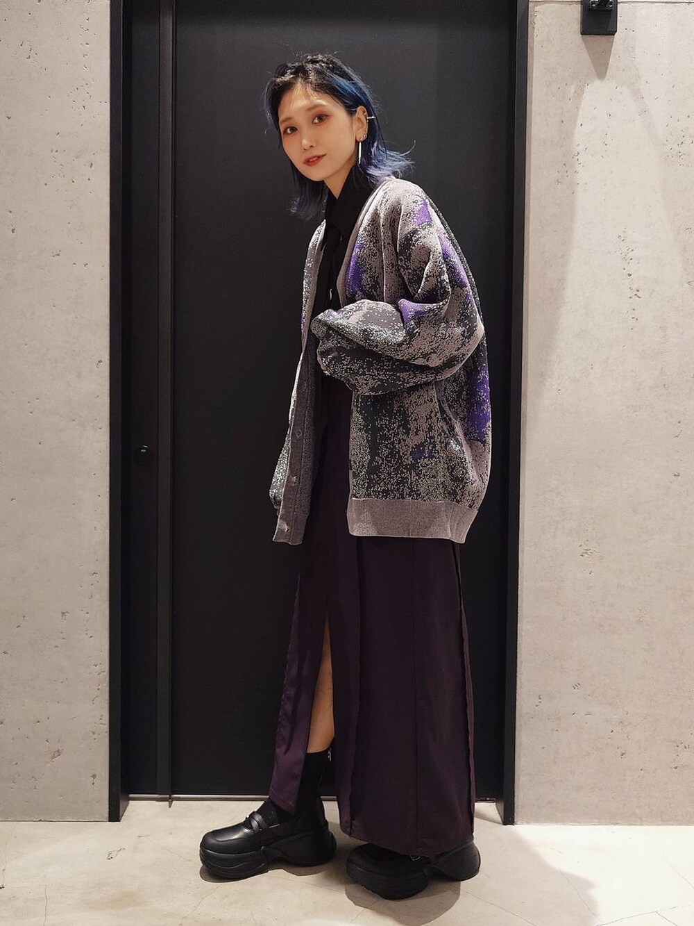 ブラック系のブーツ、パープル系のカーディガン/ボレロ、ブラック系のシャツ/ブラウスを着用したレディースの秋コーディネートの2枚目の写真