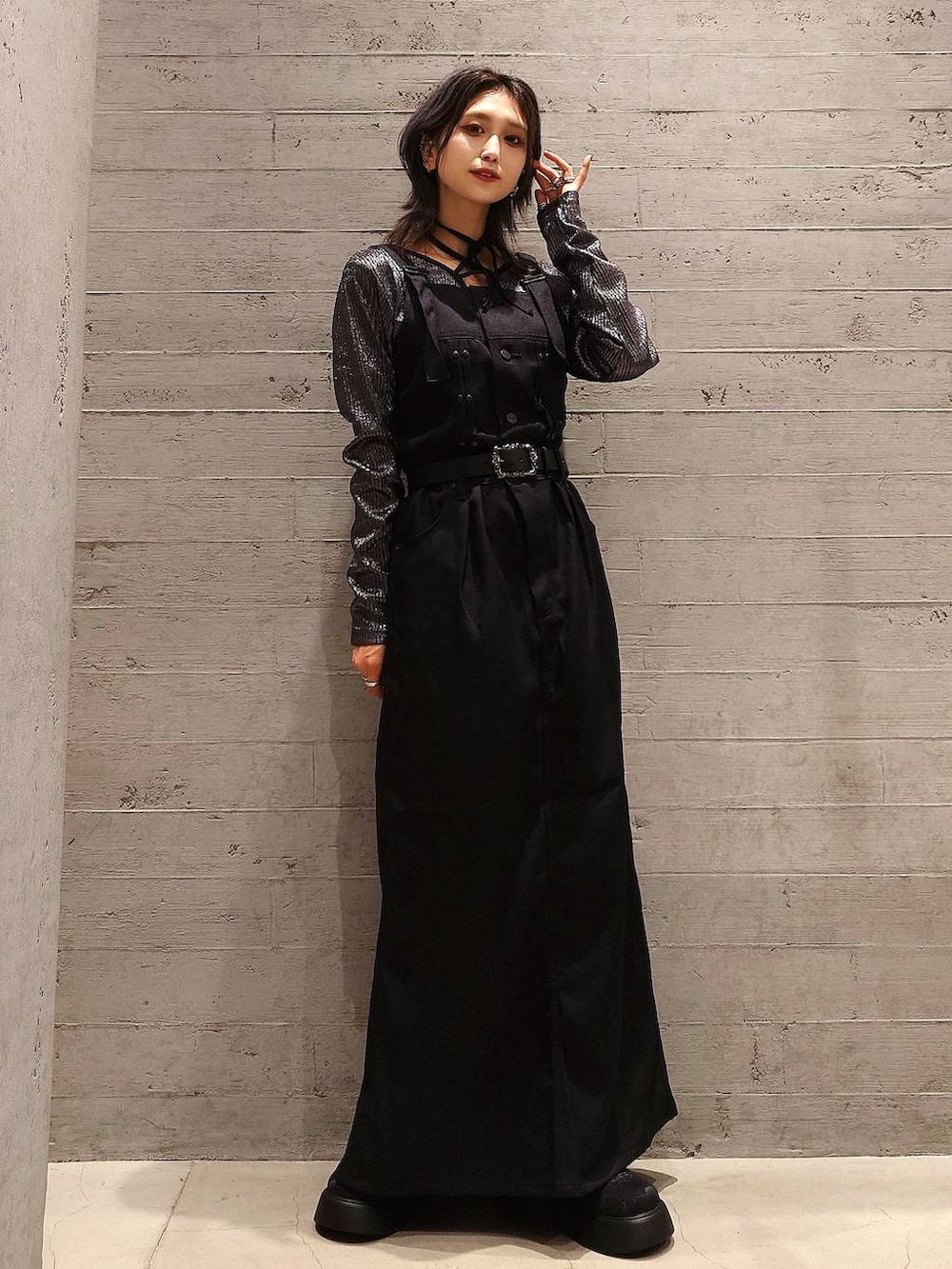 その他のTシャツ/カットソー、ブラック系のその他シューズ、ブラック系のジャンパースカートを着用したレディースの秋コーディネートの2枚目の写真