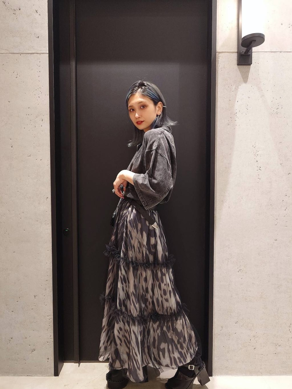 ブラック系のサンダル、ブラック系のタンクトップ、ブラック系のTシャツ/カットソーを着用したレディースの春コーディネートの2枚目の写真