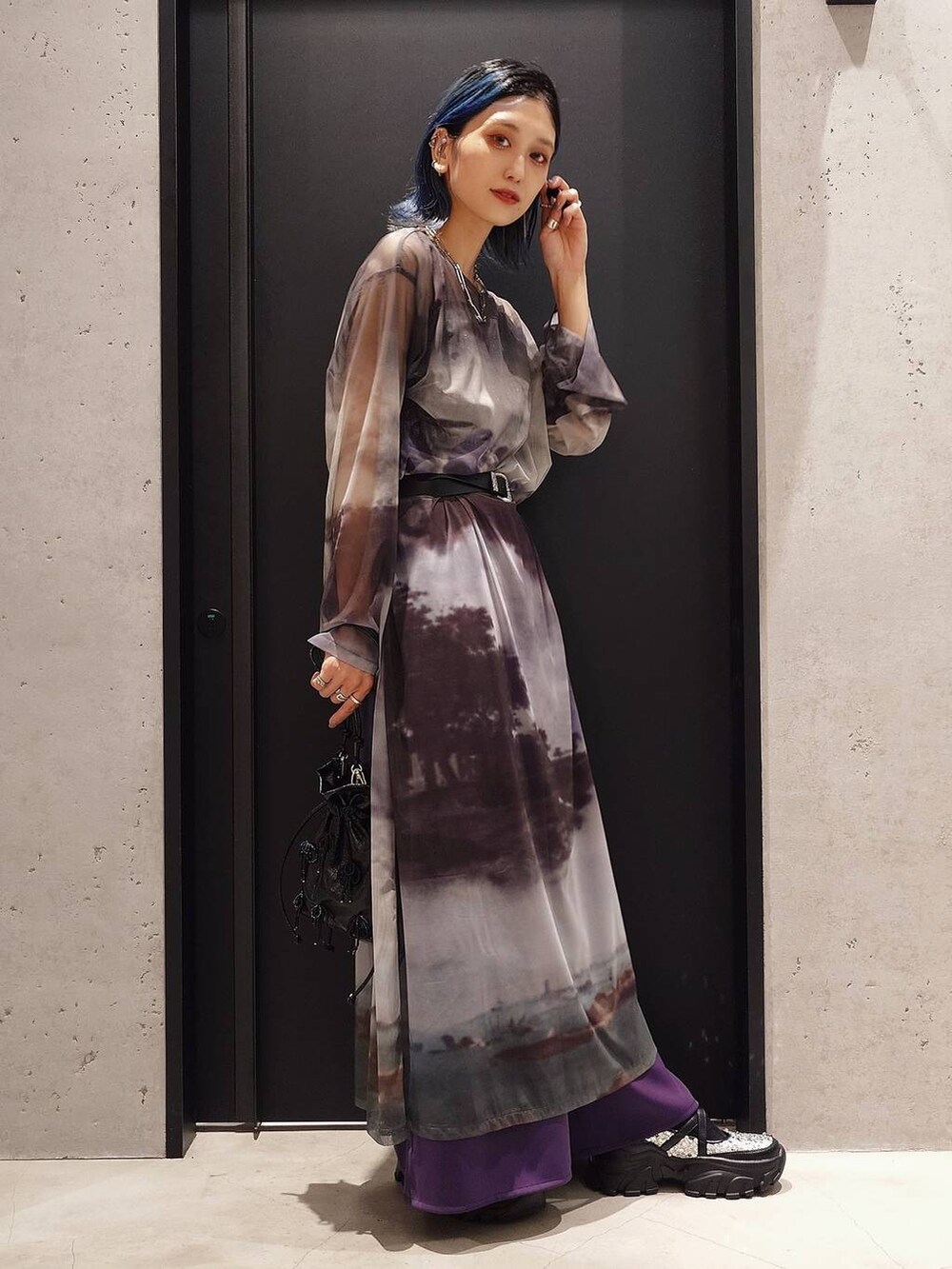 ブラック系のタンクトップ、シルバー系のスニーカー、ブラック系のショルダーバッグを着用したレディースの夏コーディネートの2枚目の写真