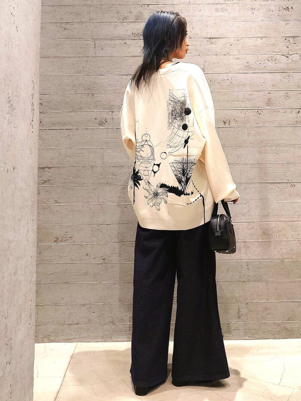 ブラック系のTシャツ/カットソー、ブルー系のデニムパンツ、ブラック系のローファーを着用したレディースの夏コーディネートの3枚目の写真