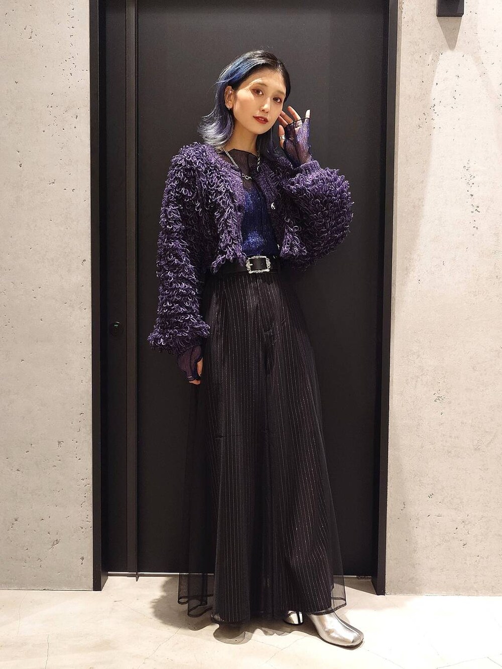 シルバー系のブーツ、パープル系のニット/セーター、ブラック系のトートバッグを着用したレディースの秋コーディネートの2枚目の写真