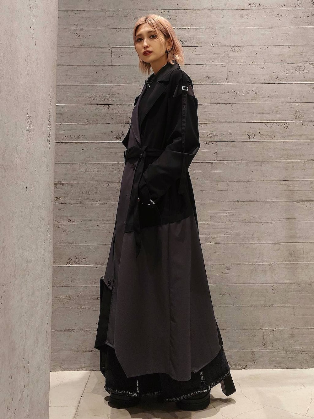 ブラック系のトートバッグ、ブラック系のローファー、グレー系のシャツ/ブラウスを着用したレディースの冬コーディネートの3枚目の写真