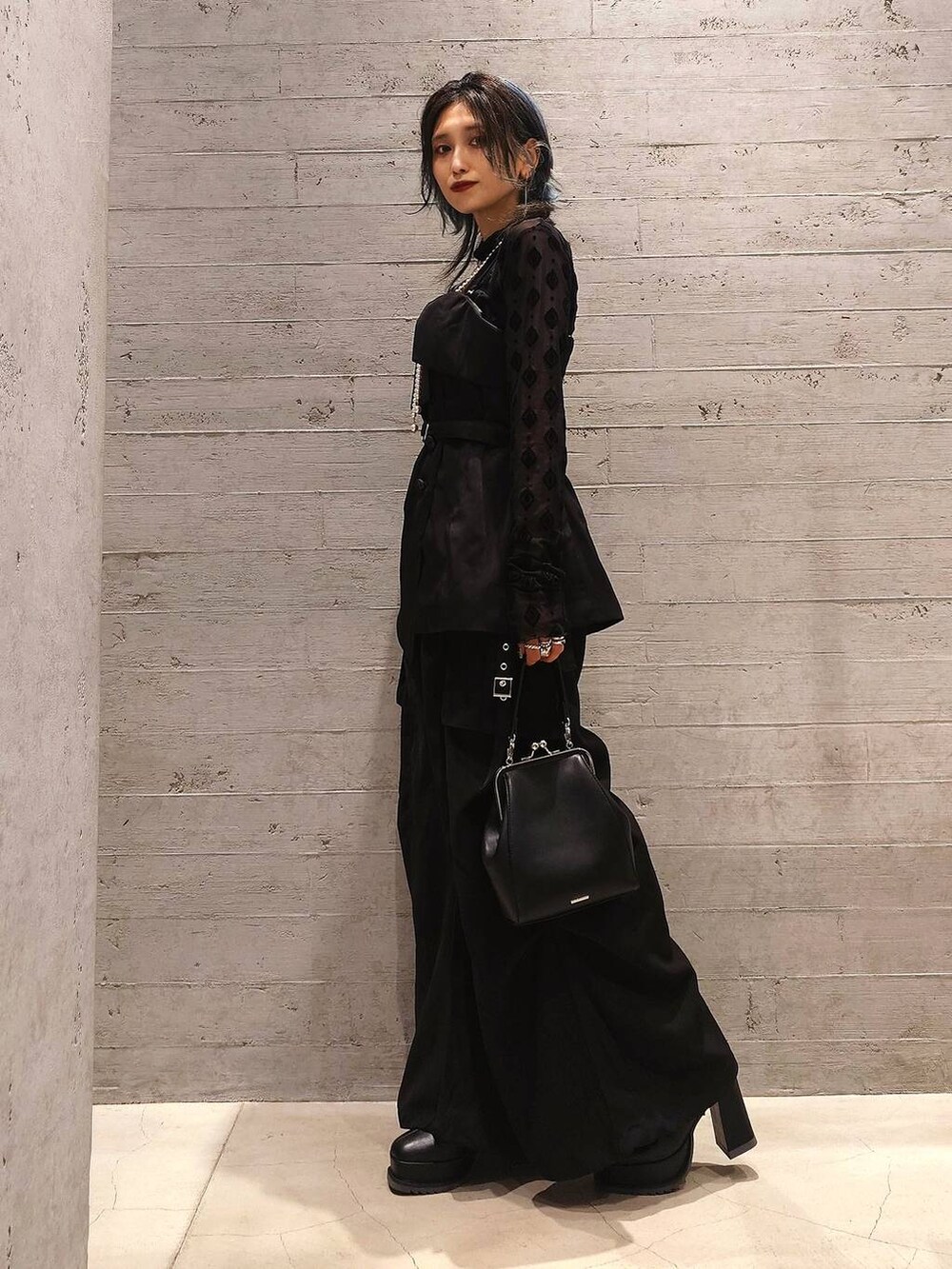 ブラック系のその他トップス、ブラック系のブーツ、ブラック系のカーゴパンツを着用したレディースの秋コーディネートの2枚目の写真