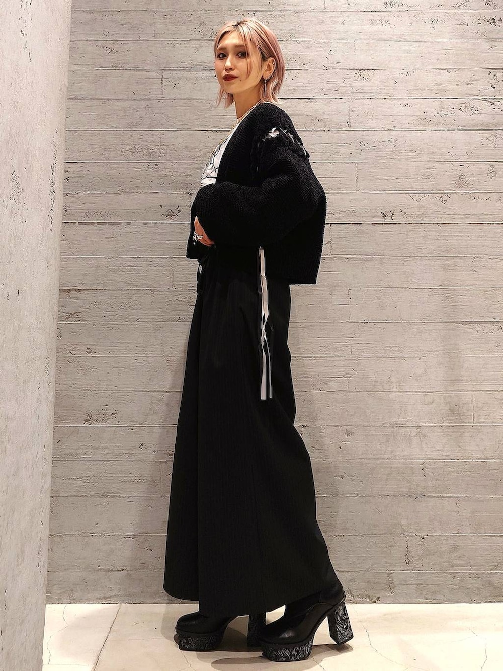 ホワイト系のスウェット、ブラック系のパンプス、ブラック系のカーディガン/ボレロを着用したレディースの冬コーディネートの2枚目の写真