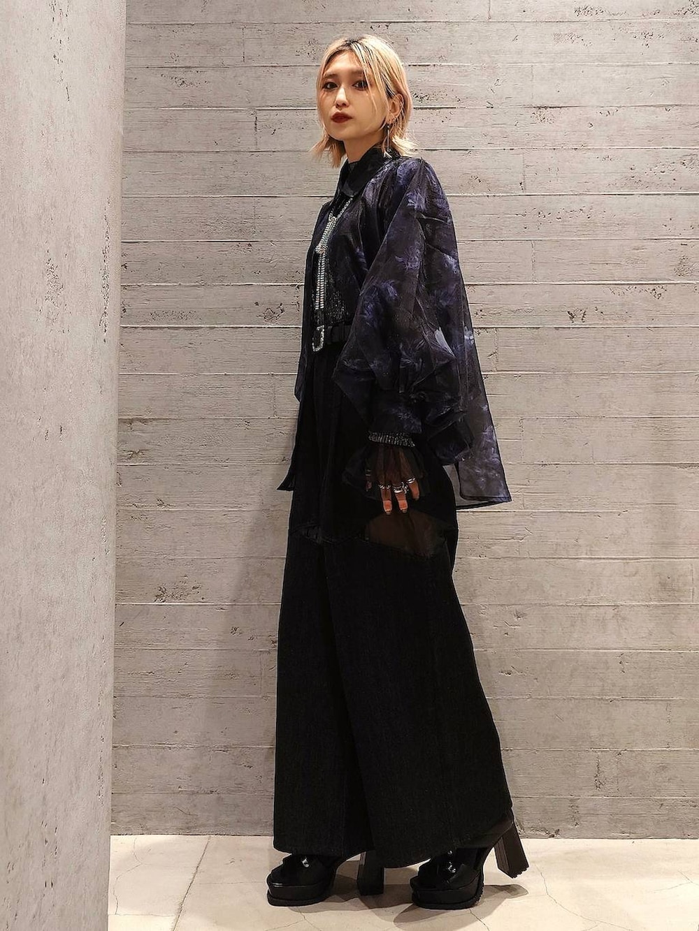 ブラック系のTシャツ/カットソー、ブルー系のデニムパンツ、ブラック系のシャツ/ブラウスを着用したレディースの春コーディネートの2枚目の写真