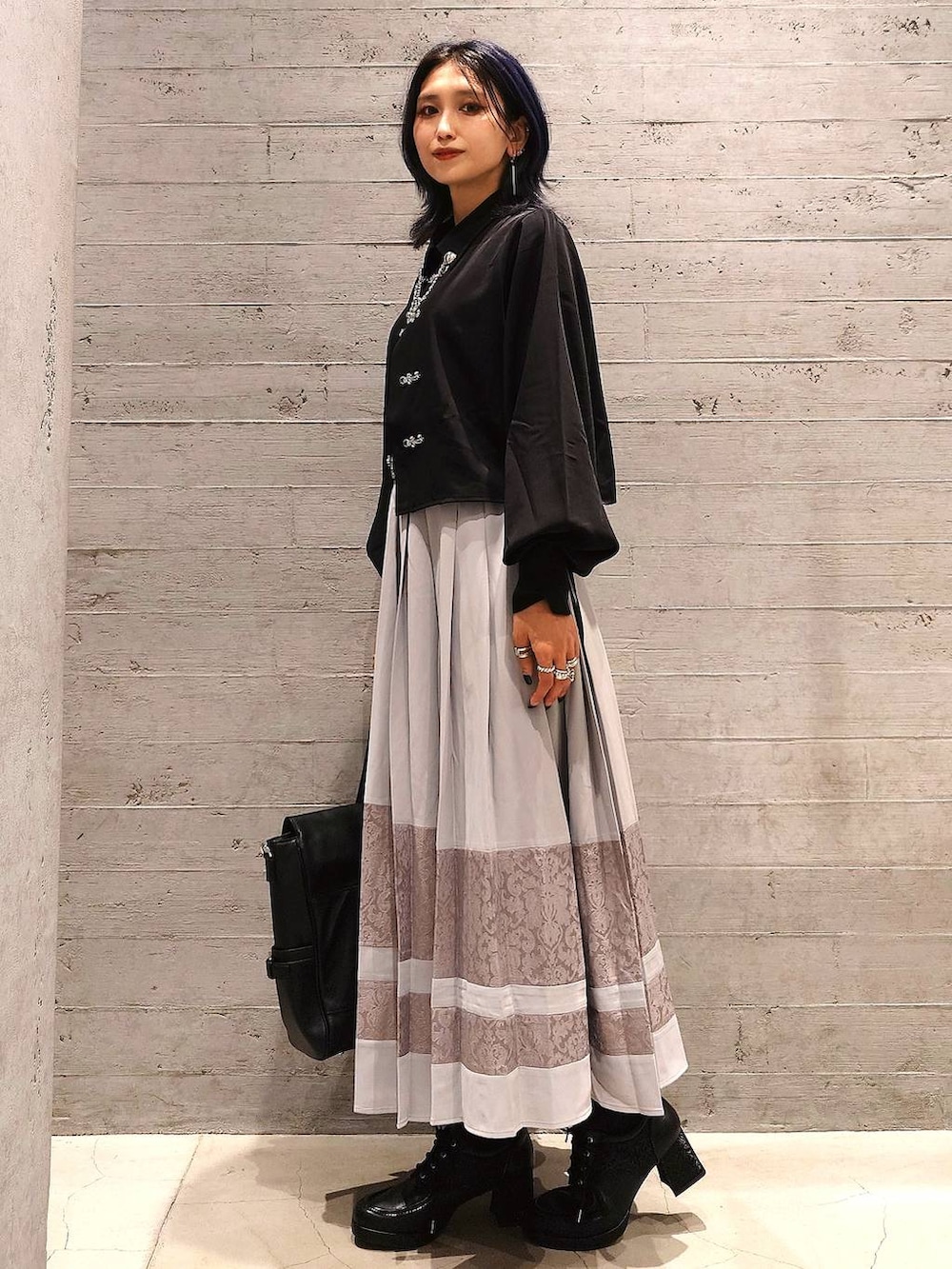 ブラック系のシャツ/ブラウス、ブラック系のその他シューズ、グレー系のスカートを着用したレディースの夏コーディネートの2枚目の写真