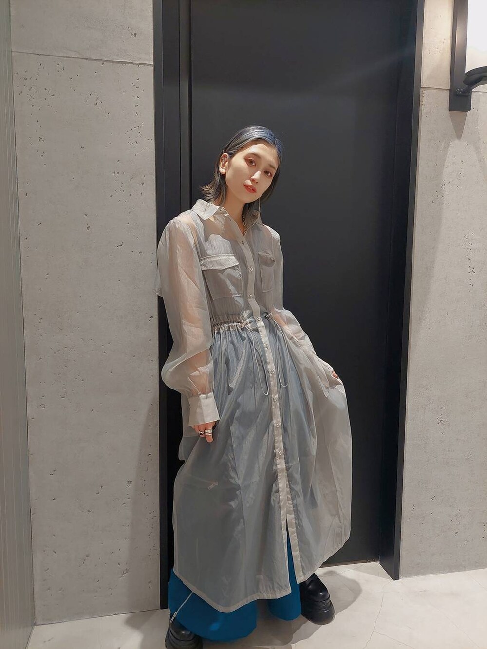 ブルー系のカーゴパンツ、ブラック系のサンダル、グレー系のタンクトップを着用したレディースの春コーディネートの3枚目の写真