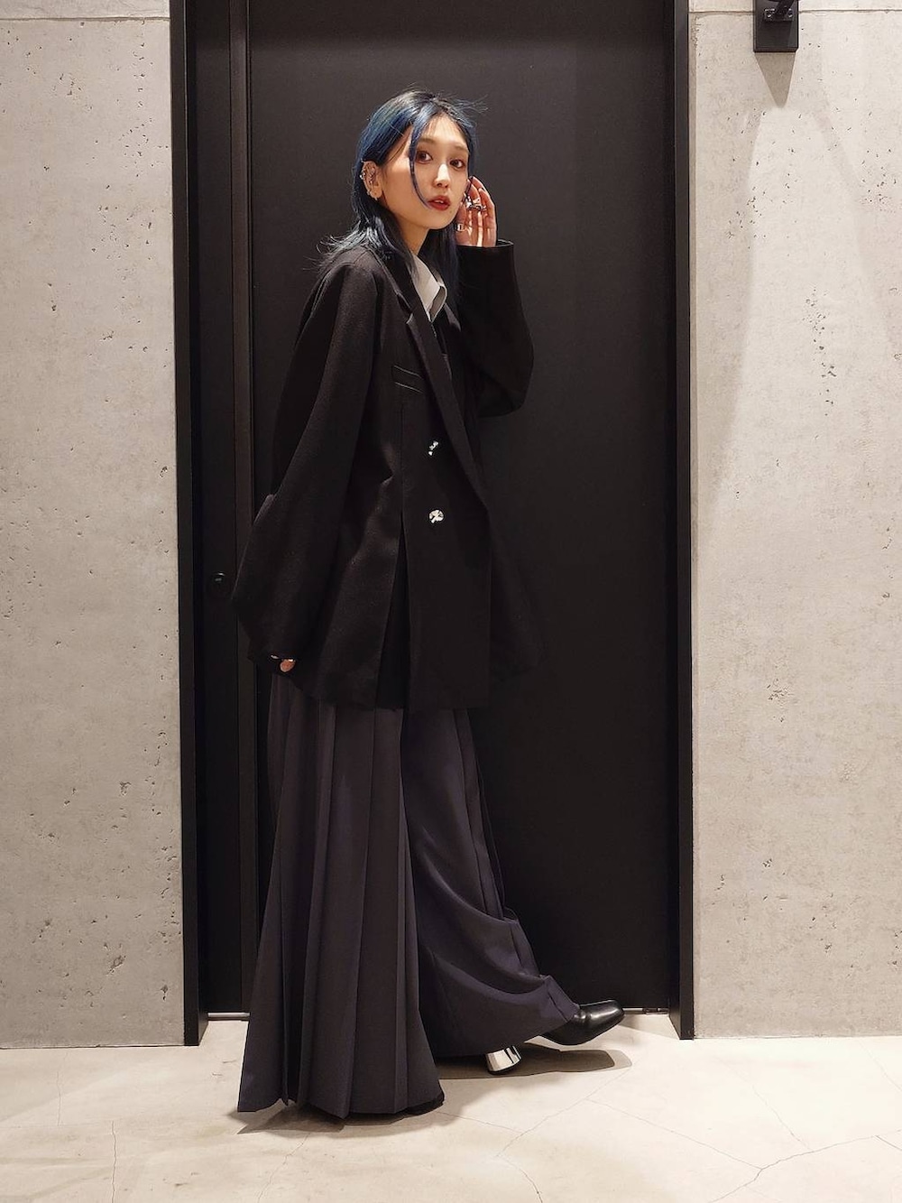 ブラック系のネクタイ、ブラック系のブーツ、グレー系のその他パンツを着用したレディースの冬コーディネートの3枚目の写真