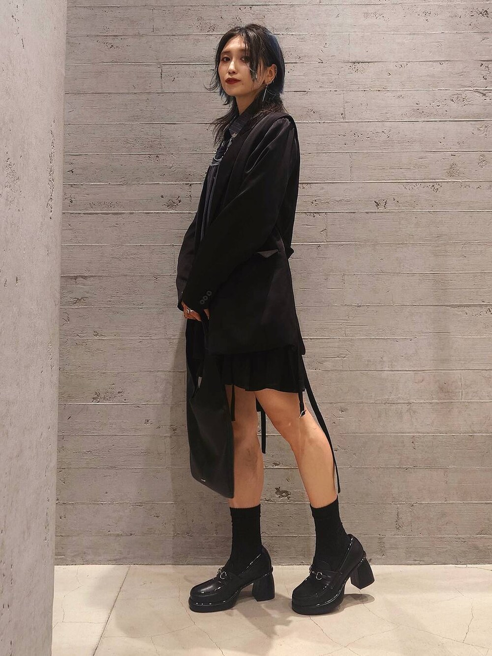 ブラック系のトートバッグ、ブラック系のその他パンツ、ブラック系のローファーを着用したレディースの夏コーディネートの2枚目の写真