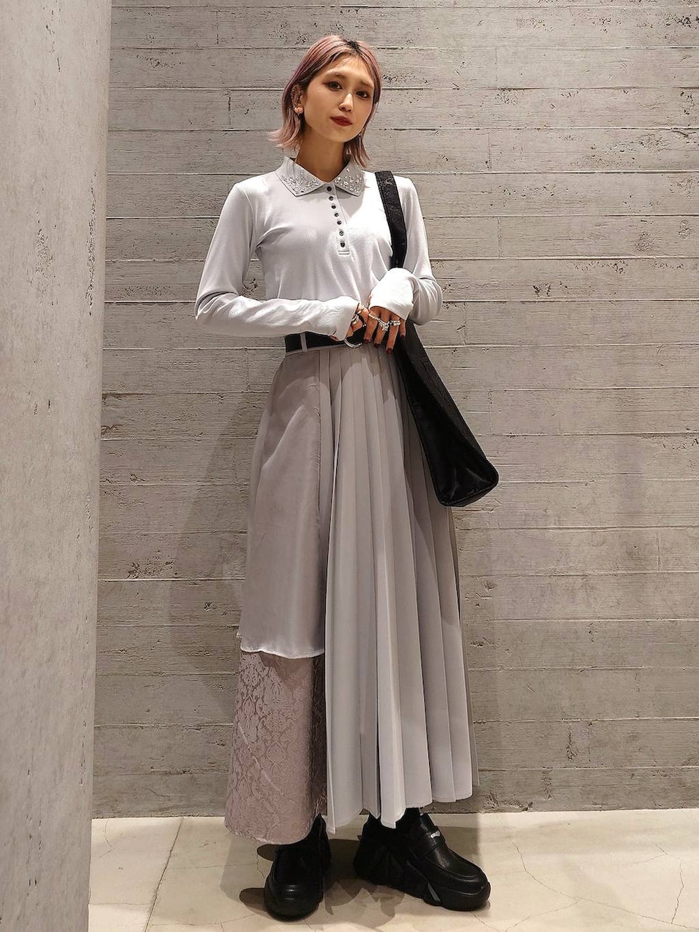 ブラック系のトートバッグ、ブラック系のローファー、グレー系のTシャツ/カットソーを着用したレディースの冬コーディネートの2枚目の写真