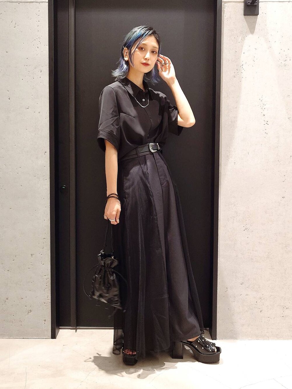 ブラック系のサンダル、ブラック系のシャツ/ブラウス、ブラック系のショルダーバッグを着用したレディースの夏コーディネートの2枚目の写真