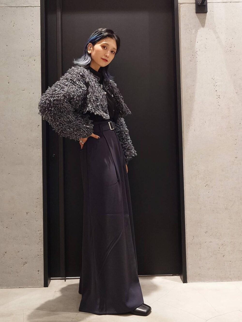 ブラック系のシャツ/ブラウス、ブラック系のブーツ、グレー系のニット/セーターを着用したレディースの秋コーディネートの2枚目の写真