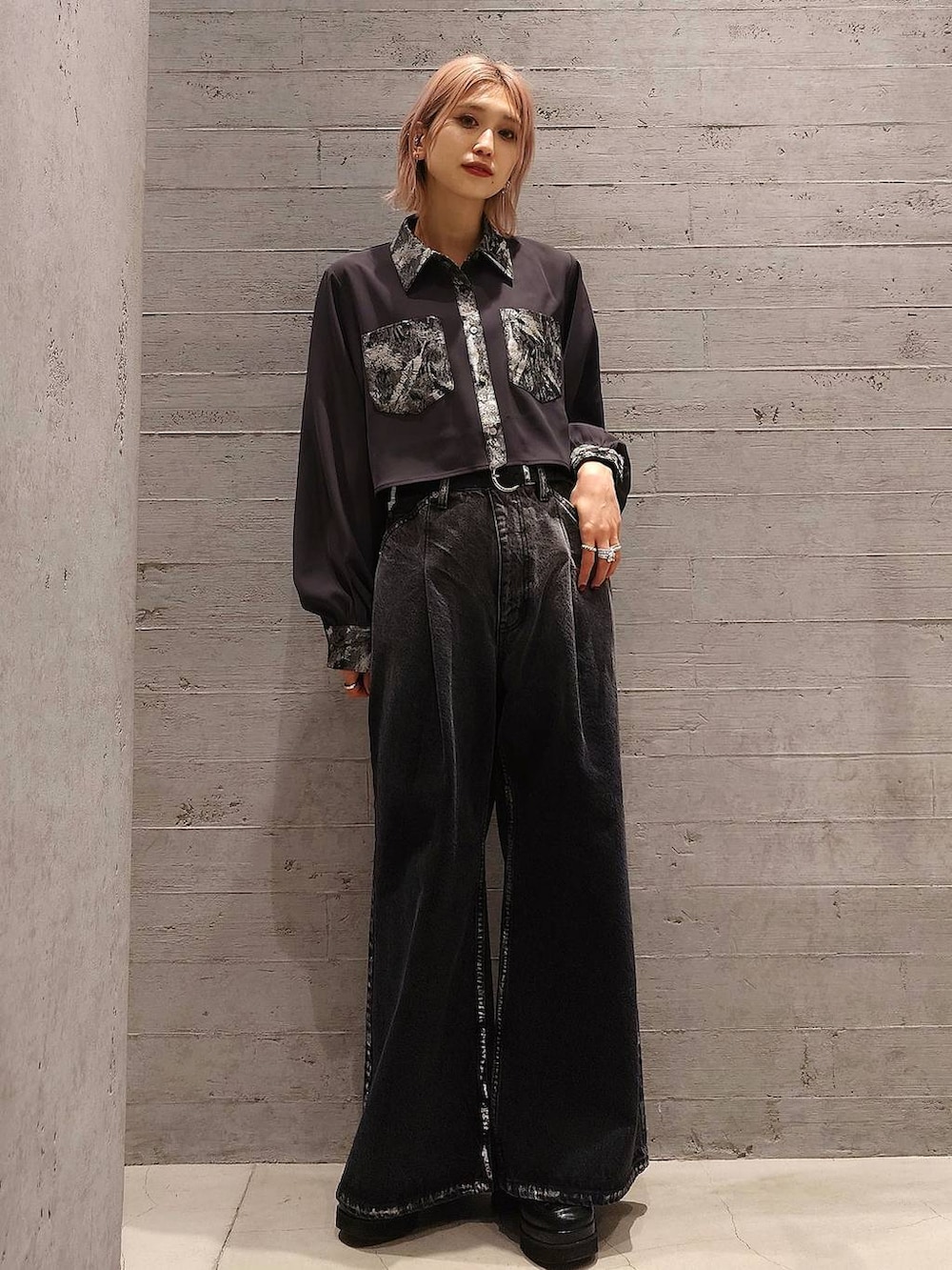 ブラック系のトートバッグ、ブラック系のローファー、グレー系のシャツ/ブラウスを着用したレディースの冬コーディネートの2枚目の写真