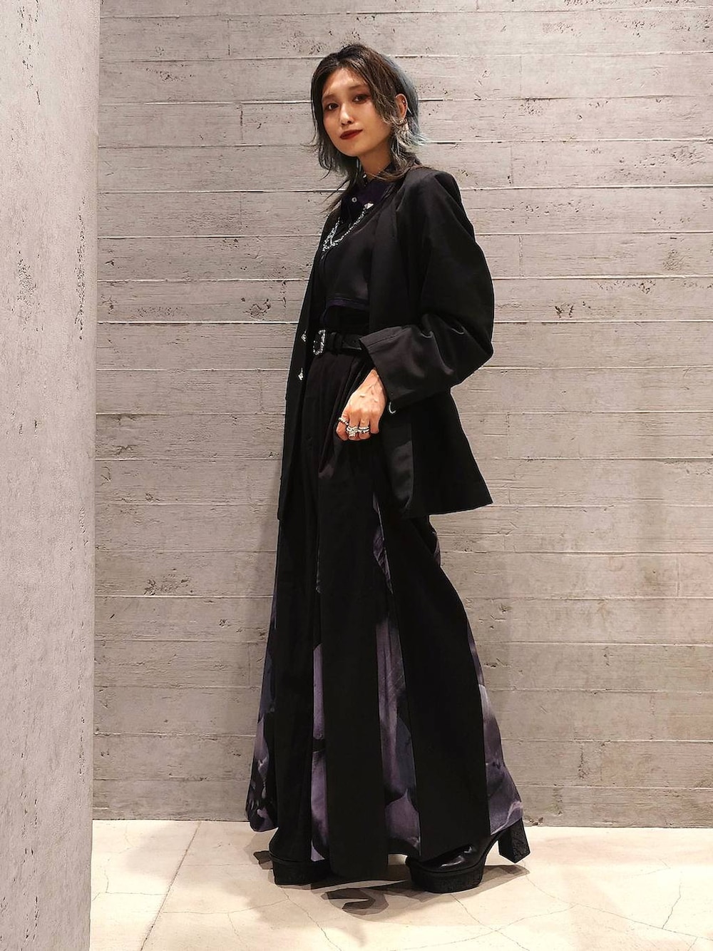 ブラック系のブーツ、ブラック系のノーカラージャケット、ブラック系のその他パンツを着用したレディースの秋コーディネートの2枚目の写真