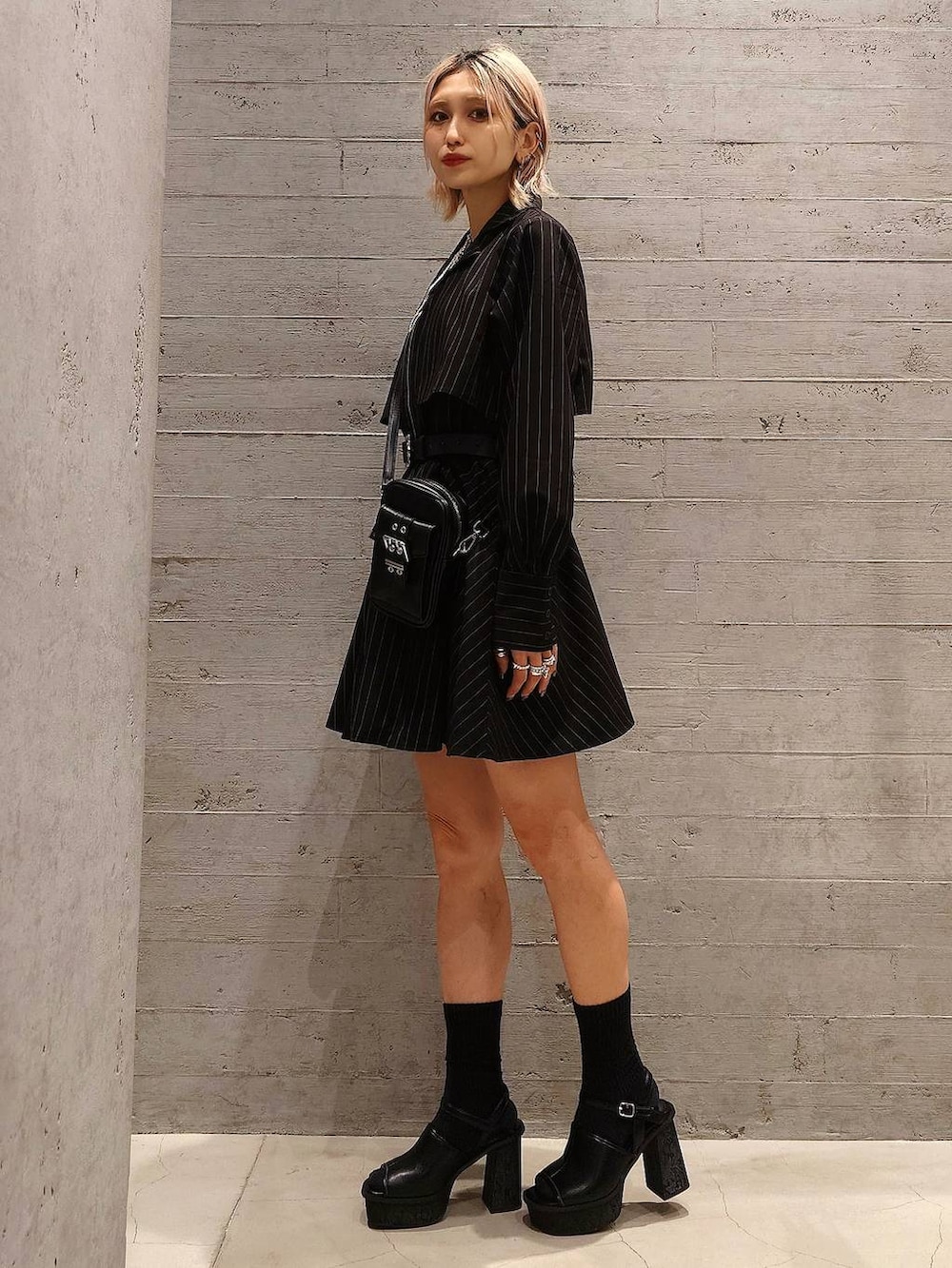 ブラック系のサンダル、ブラック系のワンピース、ブラック系のショルダーバッグを着用したレディースの春コーディネートの2枚目の写真