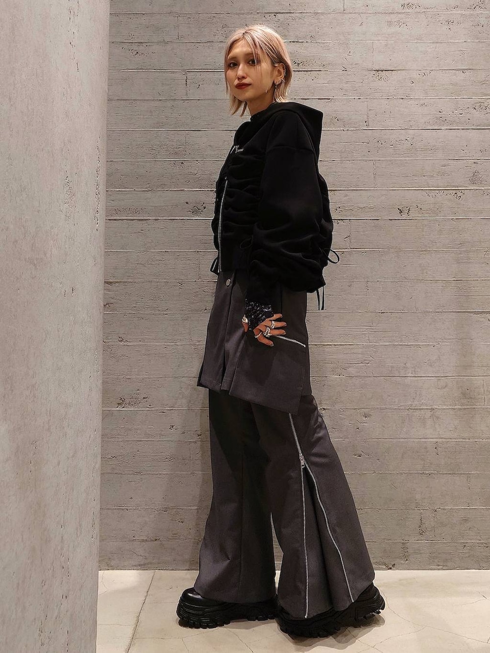 ブラック系のスニーカー、ブラック系のパーカー、ブラック系のショルダーバッグを着用したレディースの冬コーディネートの3枚目の写真