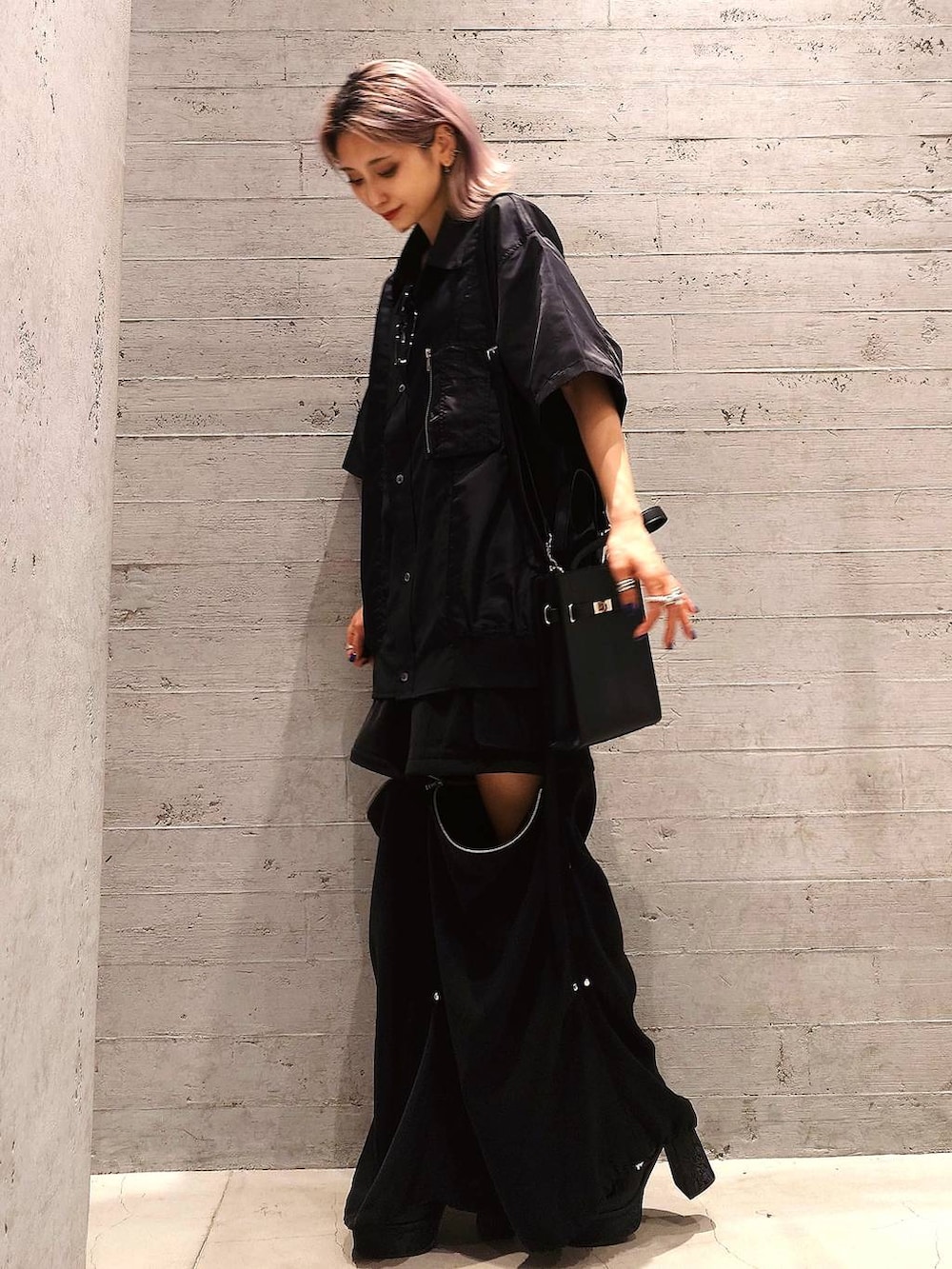 ブラック系のその他パンツ、ブラック系のサンダル、ブラック系のショルダーバッグを着用したレディースの夏コーディネートの2枚目の写真