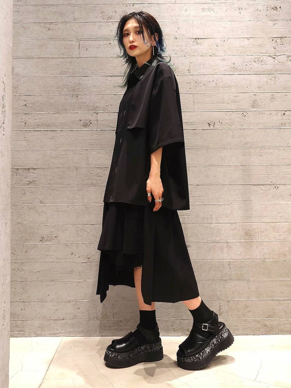 ブラック系のスカート、グレー系のサンダル、ブラック系のシャツ/ブラウスを着用したレディースの夏コーディネートの2枚目の写真