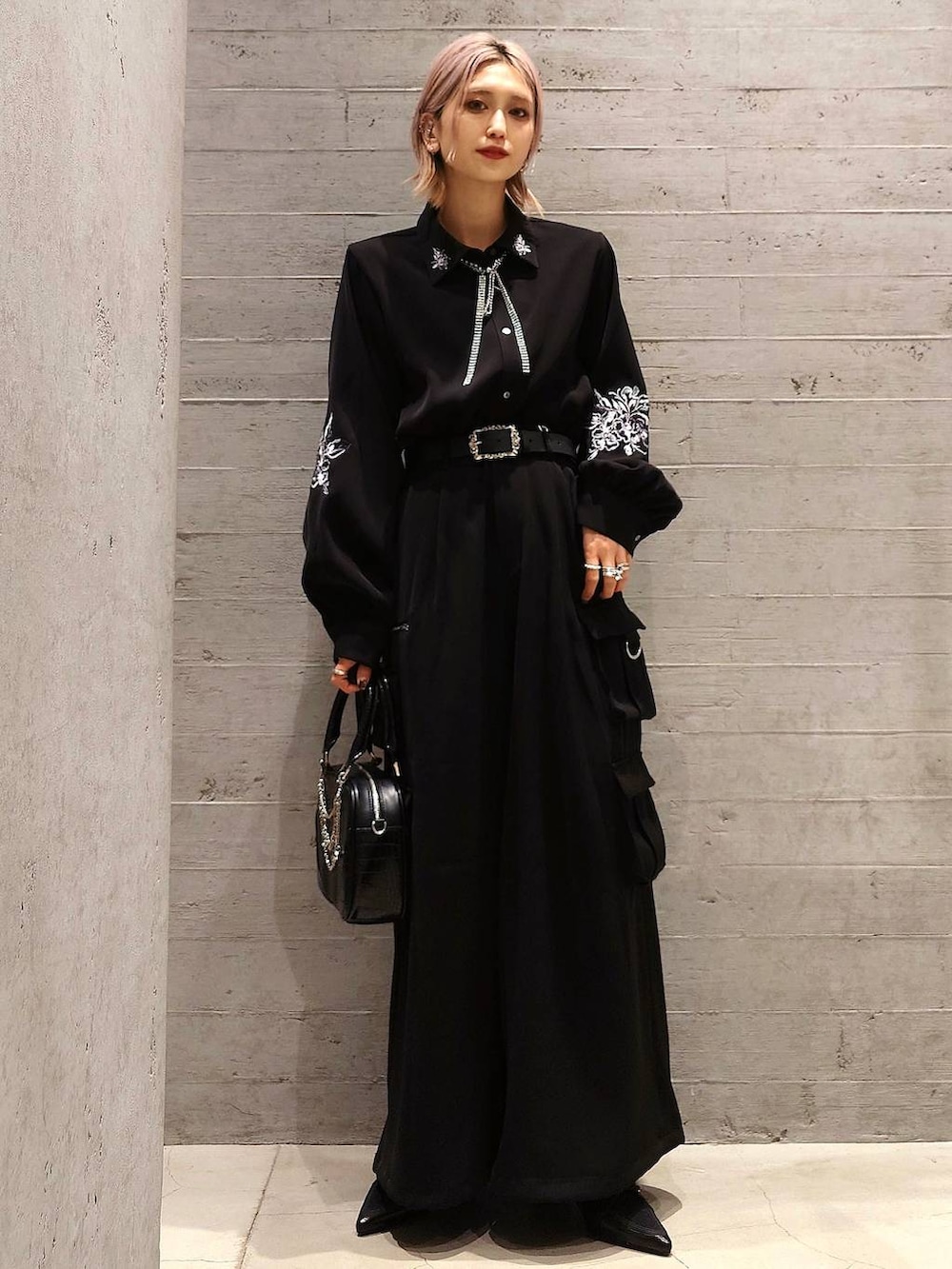 ブラック系のサンダル、ブラック系のその他パンツ、ブラック系のシャツ/ブラウスを着用したレディースの春コーディネートの2枚目の写真