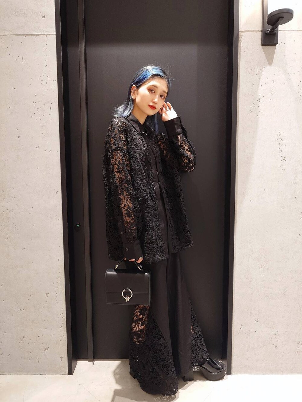 ブラック系のサンダル、ブラック系のショルダーバッグ、グレー系のタンクトップを着用したレディースの春コーディネートの2枚目の写真