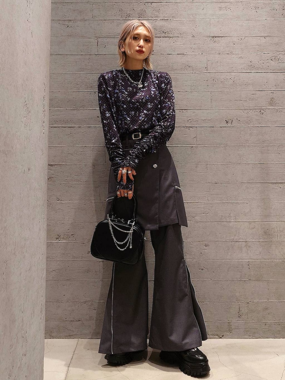 ブラック系のスニーカー、ブラック系のパーカー、ブラック系のショルダーバッグを着用したレディースの冬コーディネートの2枚目の写真